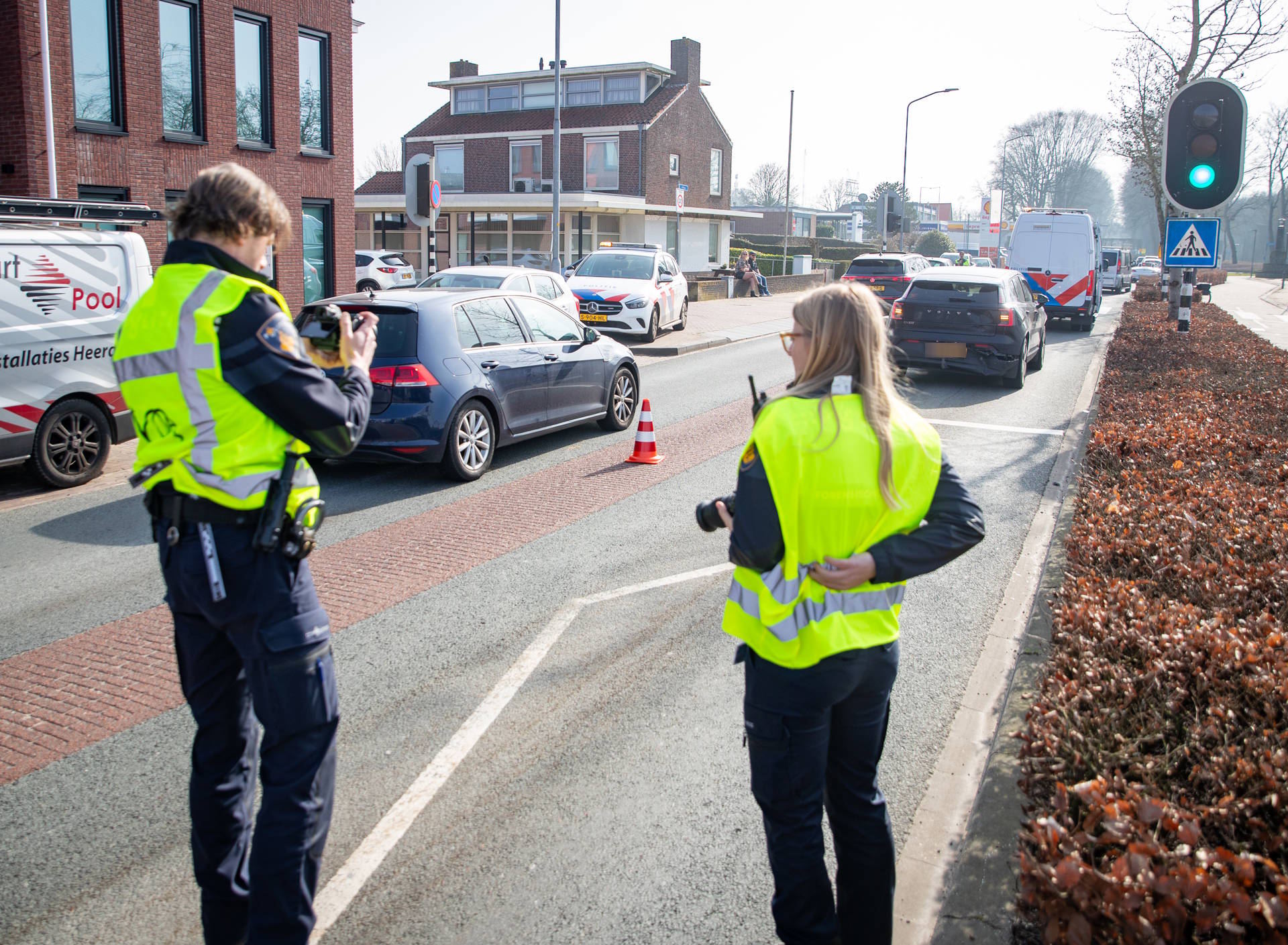 Motorrijder gewond na botsing achterop auto bij verkeerslichten
