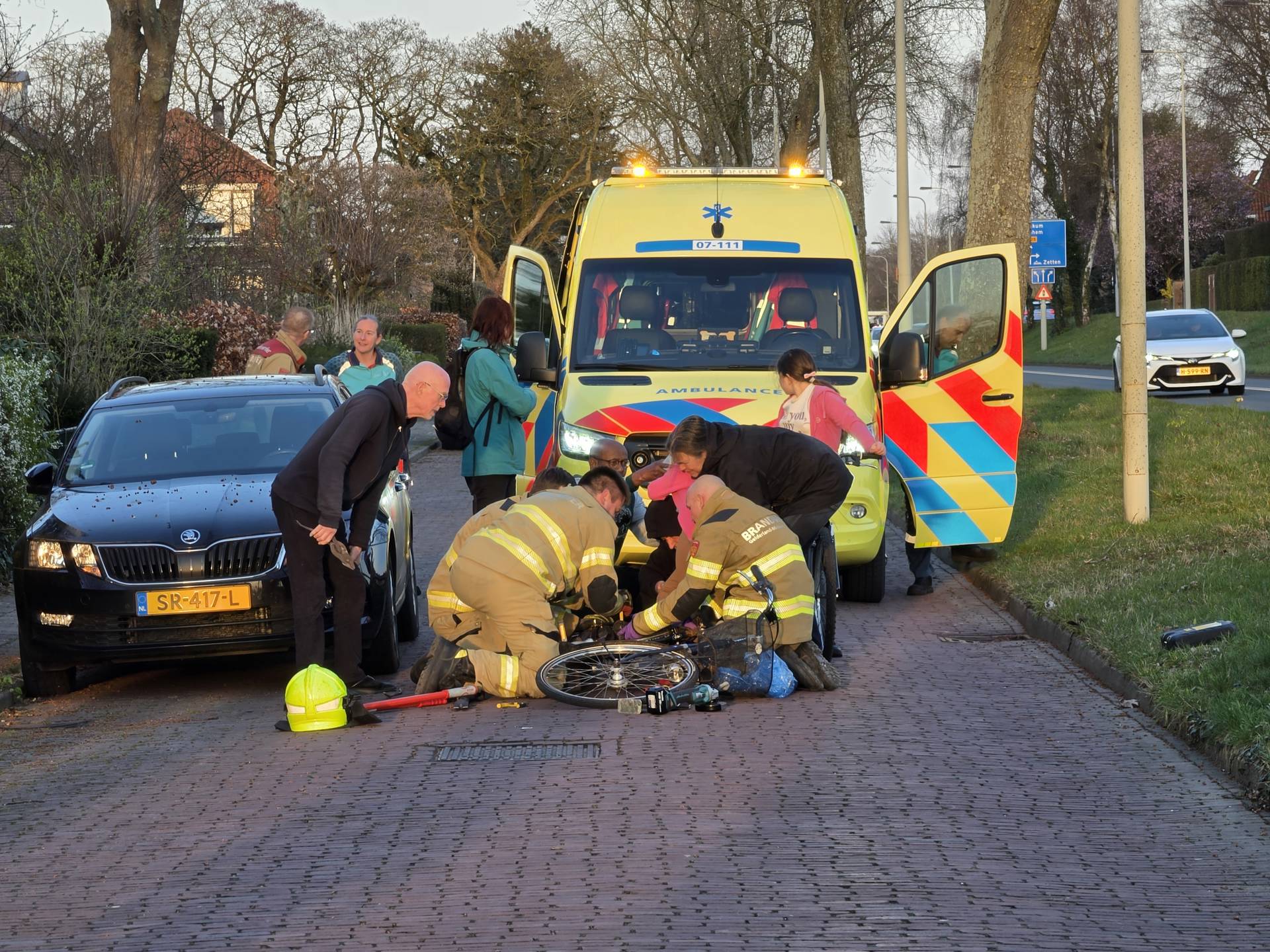 Kind met voet bekneld tussen spaken van fiets, brandweer schiet te hulp