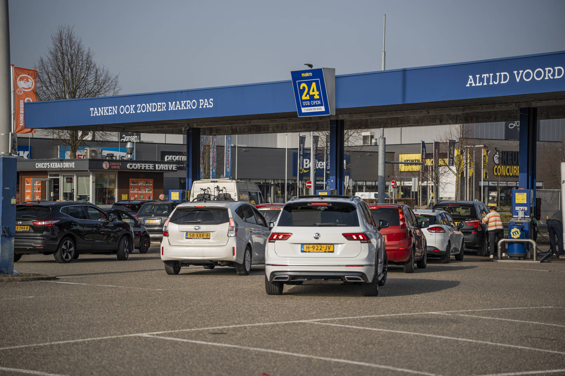 Enorme drukte aan de pomp door stijgende brandstofprijzen