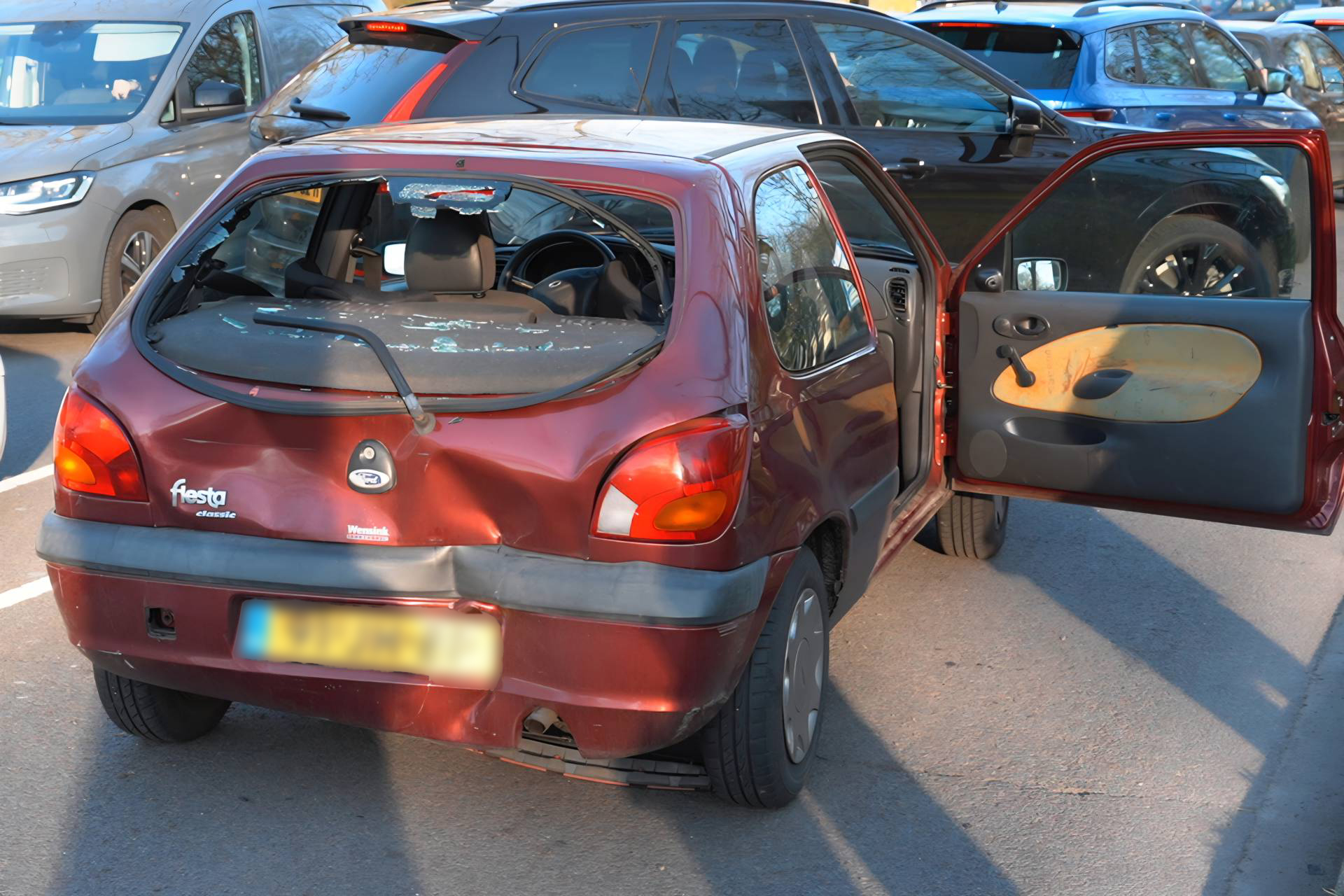 Bestuurster naar ziekenhuis na kop-staartbotsing met twee auto’s