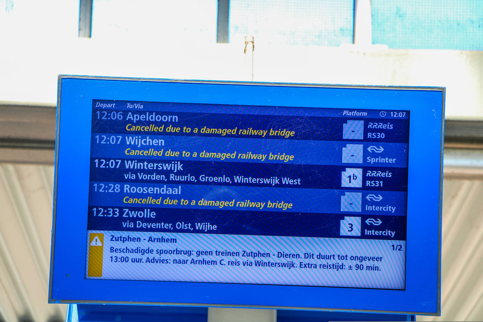 Treinverkeer stilgelegd door schade aan spoorbrug, later weer hervat