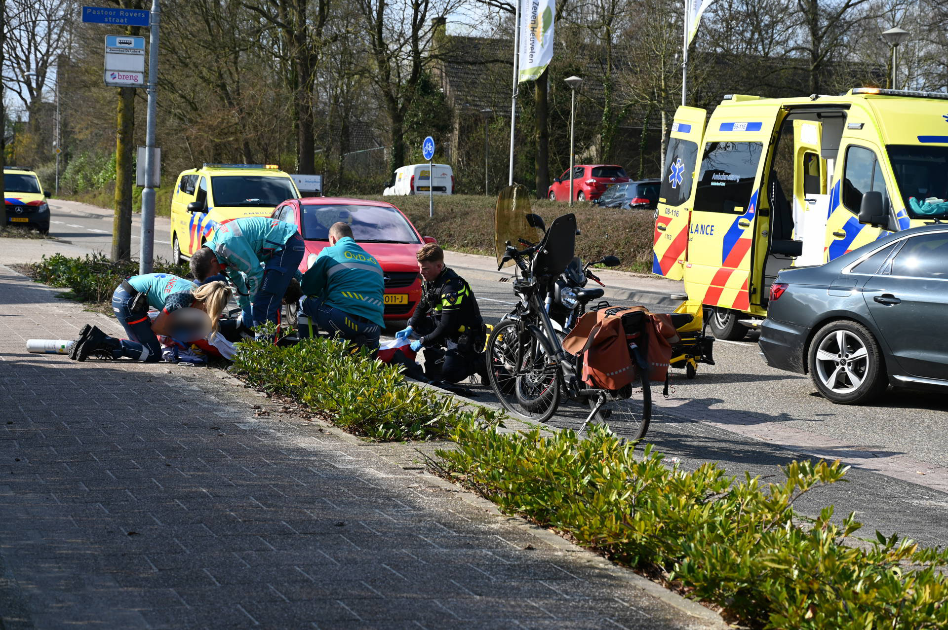 Stilstaande motorrijder op parkeervak geschept door automobilist