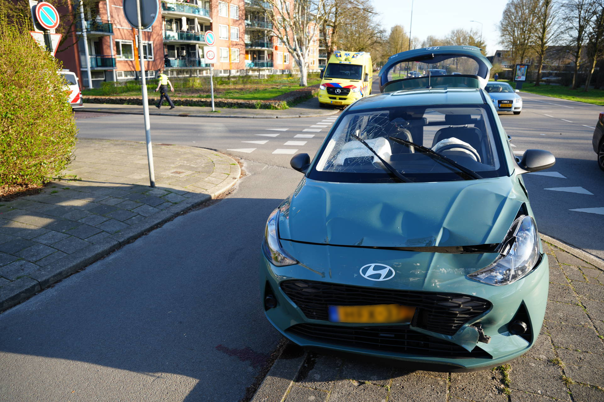Bestuurder na kop-staartbotsing met ambulance naar ziekenhuis