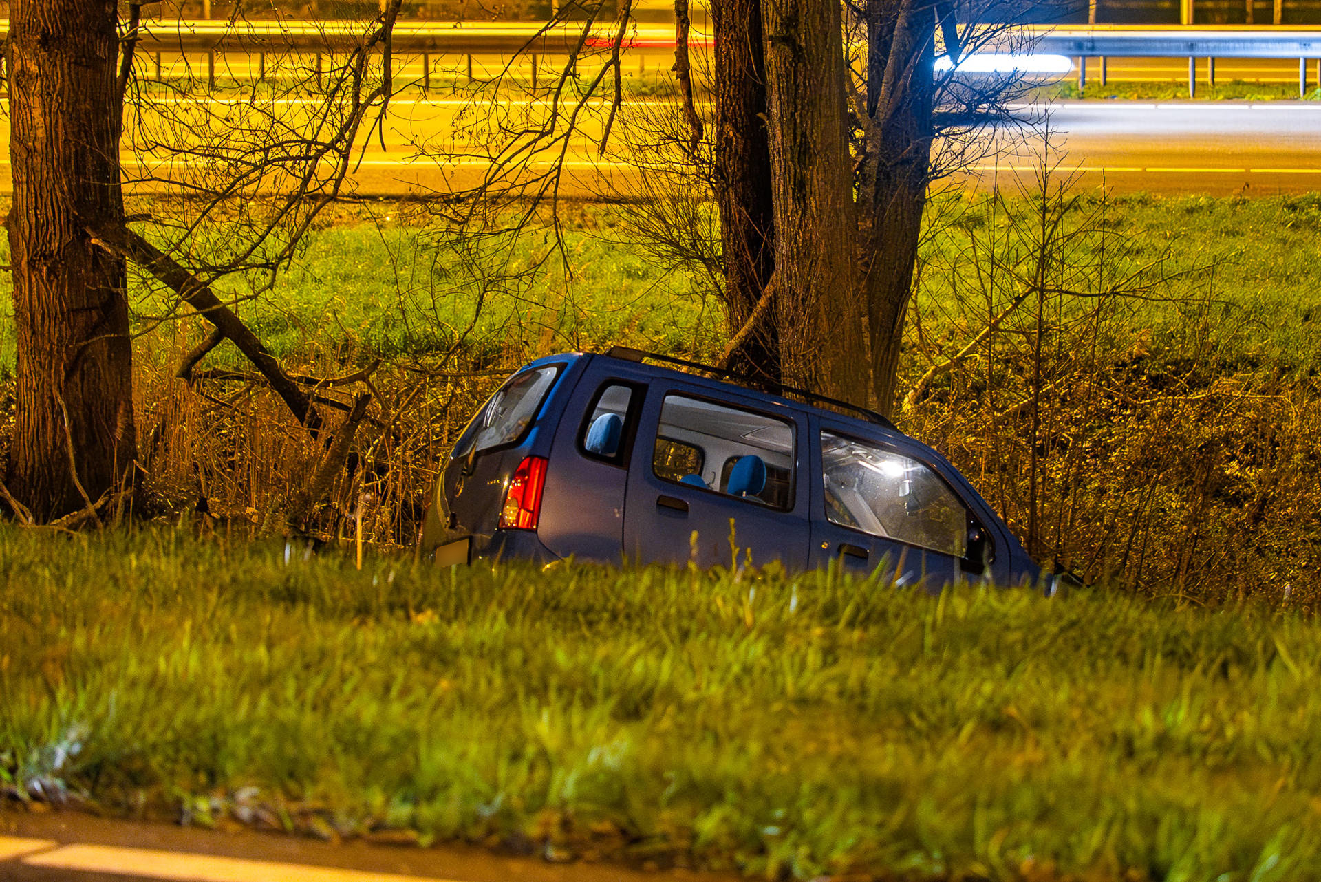 Auto belandt in bosschage naast afrit