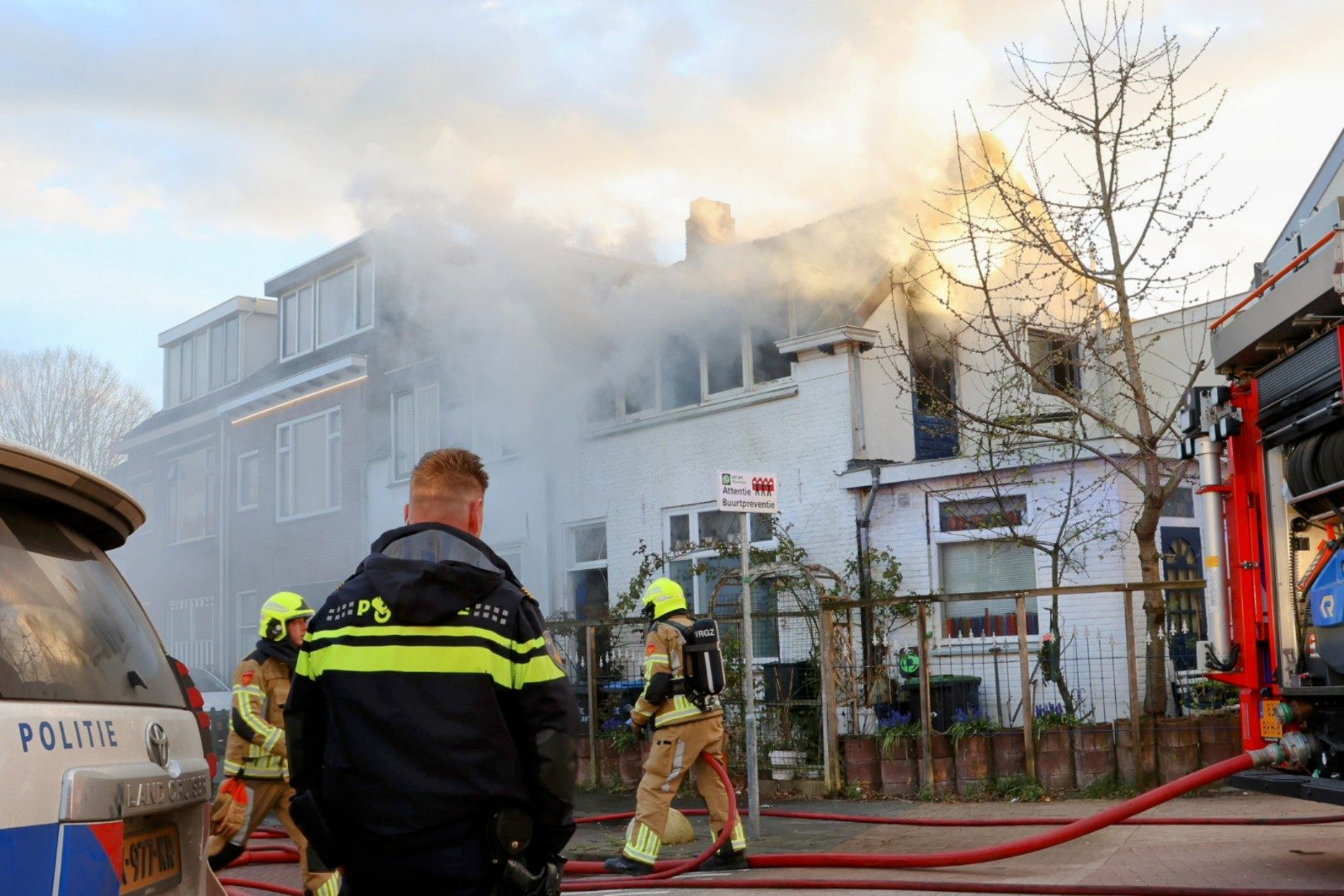 Brandweer schaalt woningbrand op naar grote brand