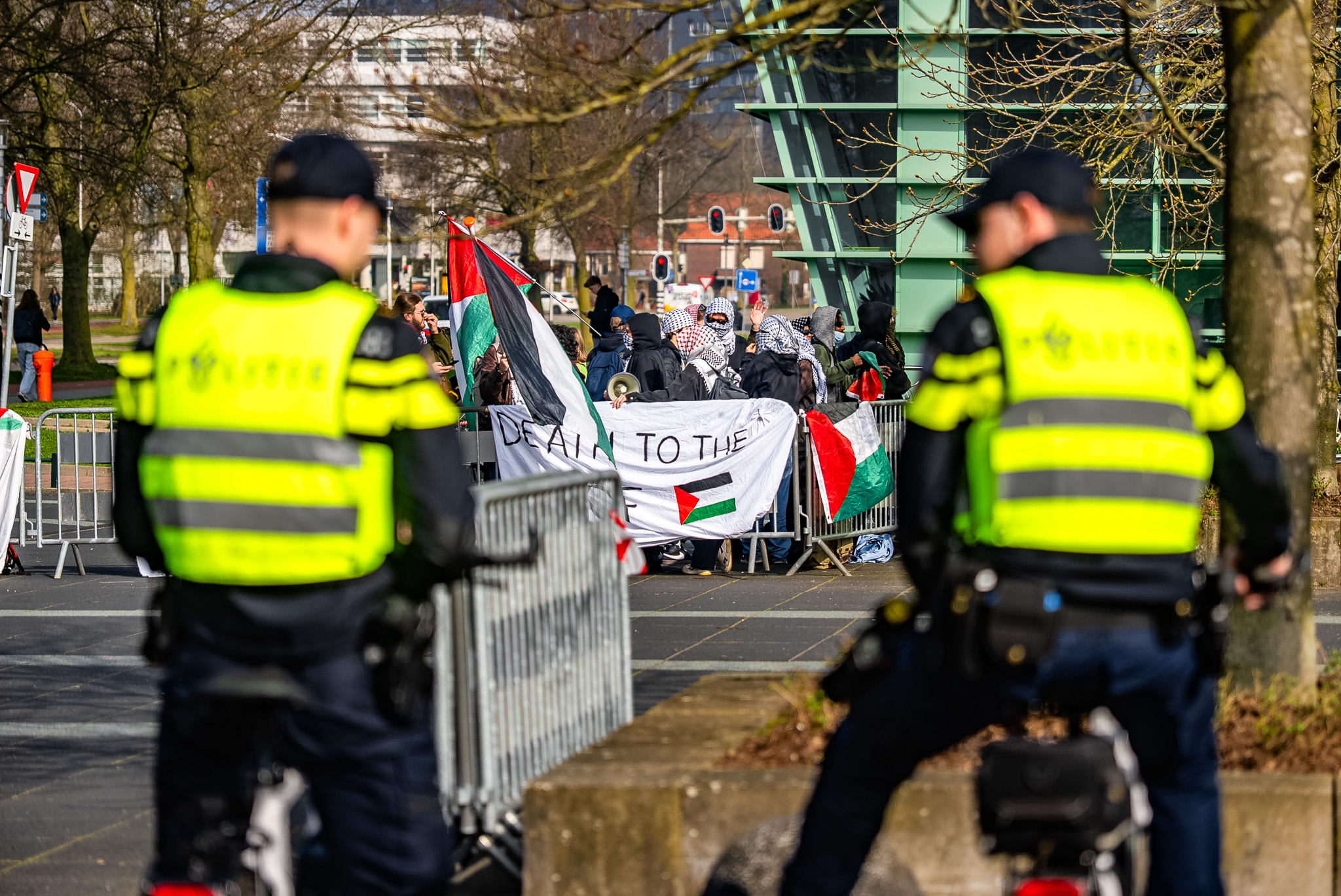 Pro-Palestijnse groep protesteert bij universiteitsgebouw