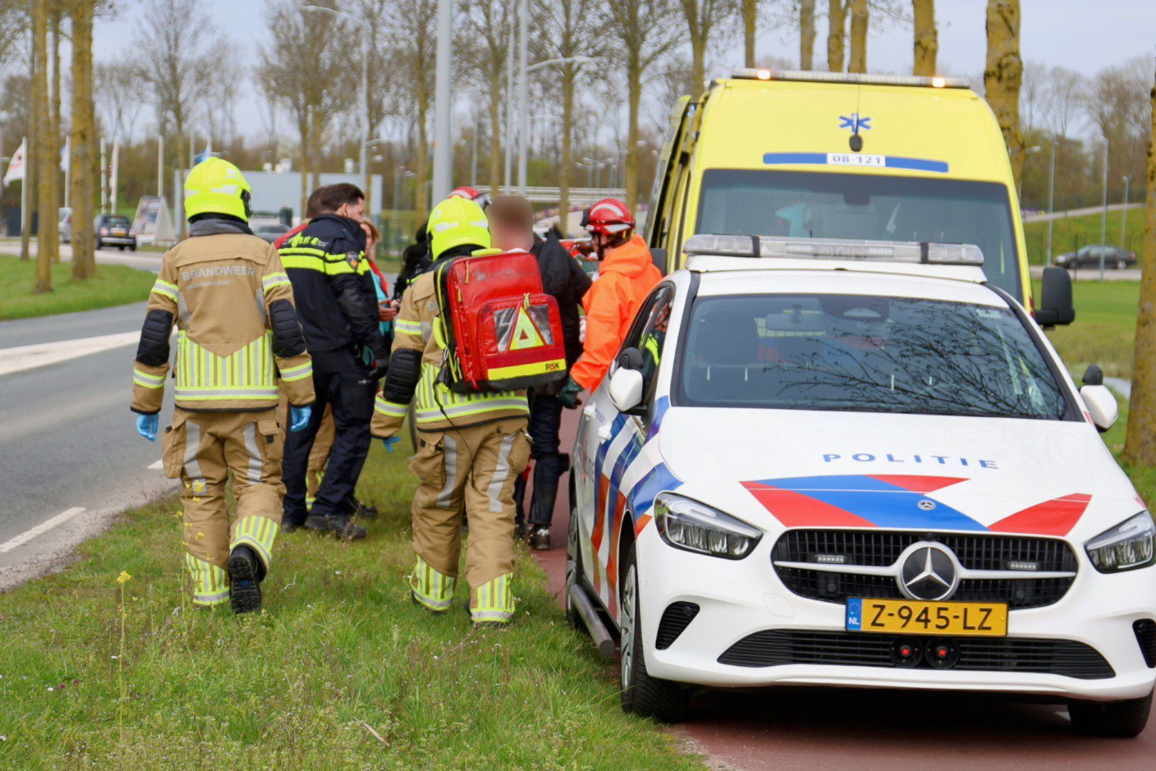 Omstanders halen fietser uit sloot na val met fiets