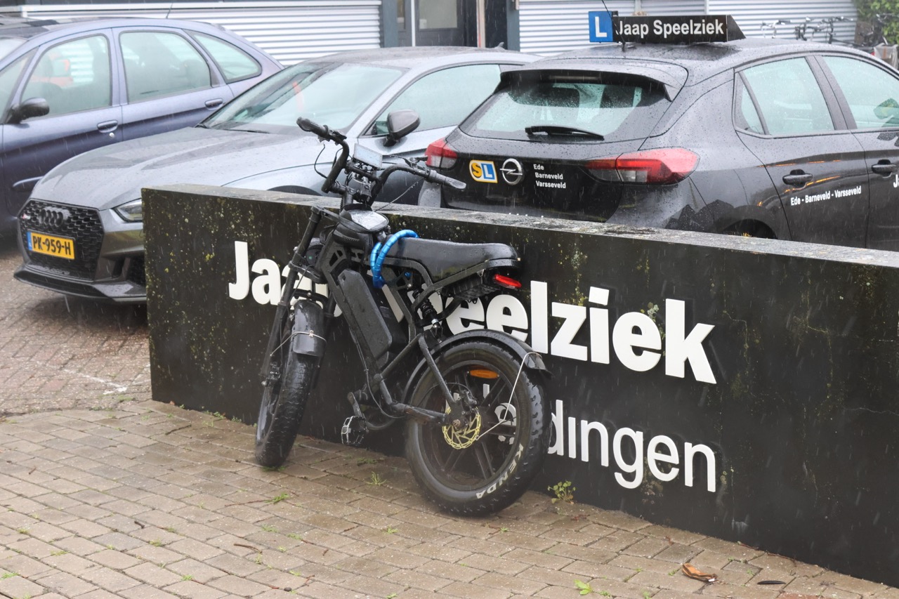 Fatbiker gewond na botsing met bestelbus