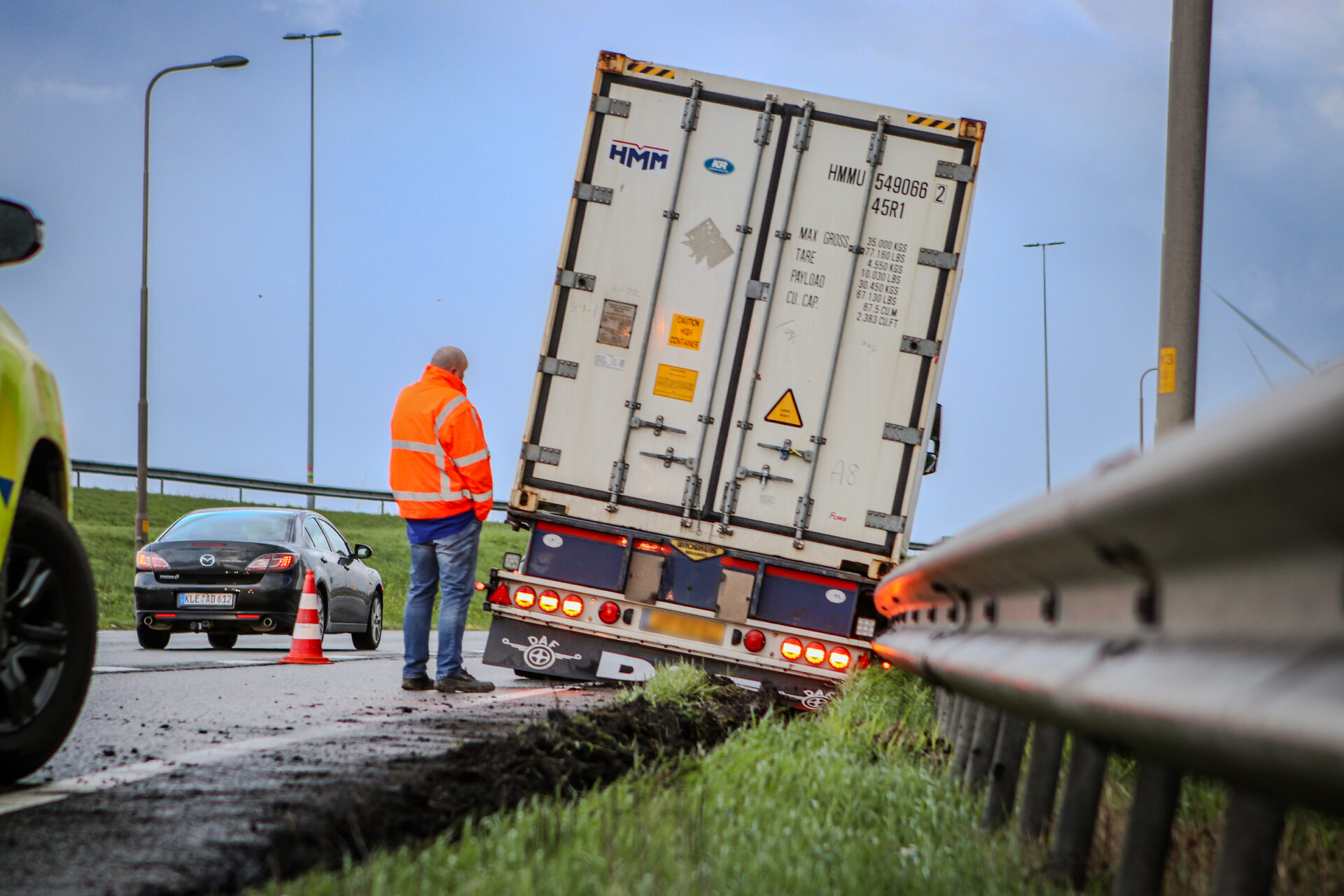Vrachtwagen belandt in berm na afsnijden op toerit naar snelweg