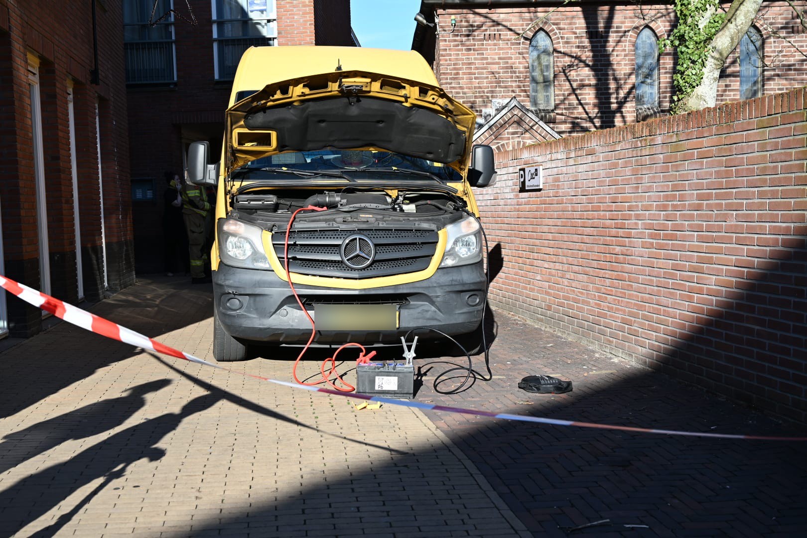 Pakketbezorger rijdt tegen steunpilaar flat, vrees voor instortingsgevaar