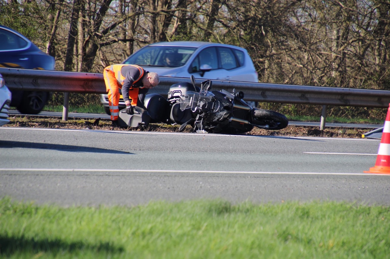 Motorrijder onderuit op snelweg