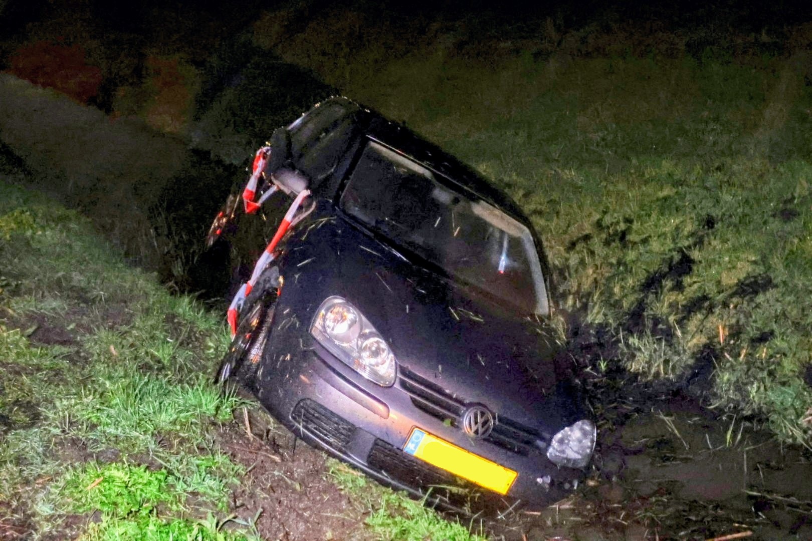 Auto raakt van de weg en belandt in de sloot