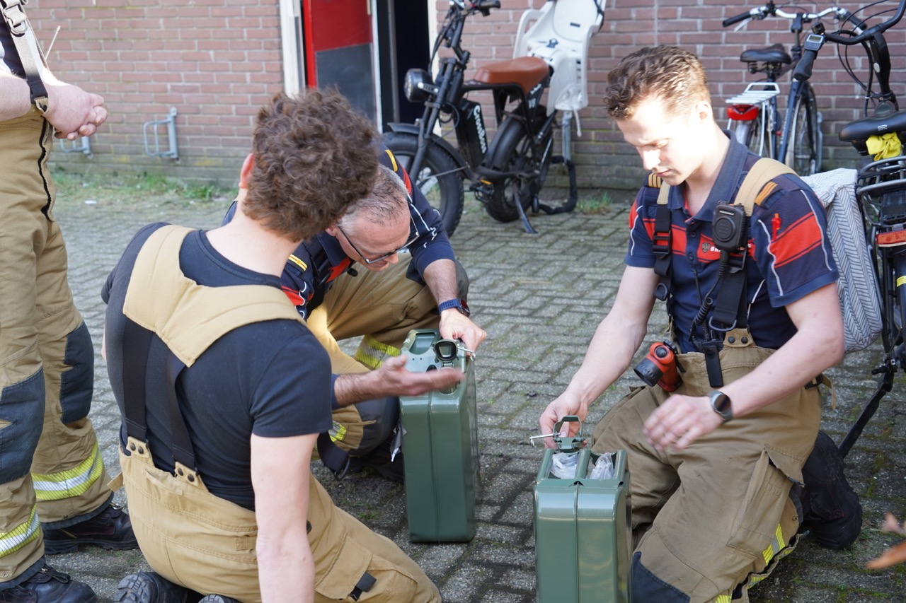 Jerrycans veroorzaken penetrante geur in appartementencomplex
