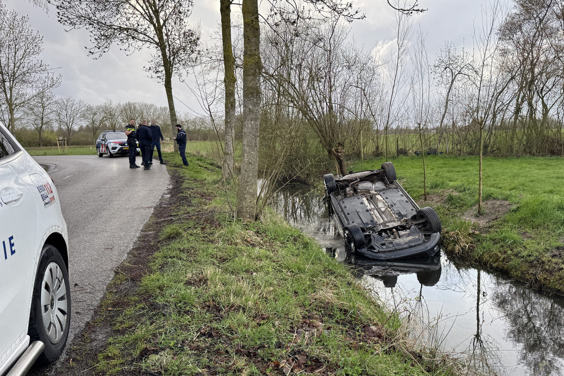 Automobilist belandt met auto op kop in sloot