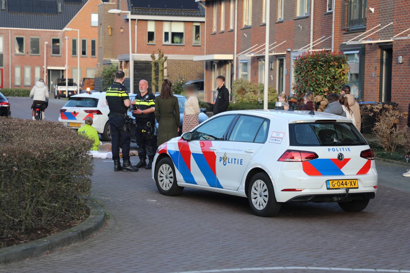 Jongetje op skeelers gewond na aanrijding met auto