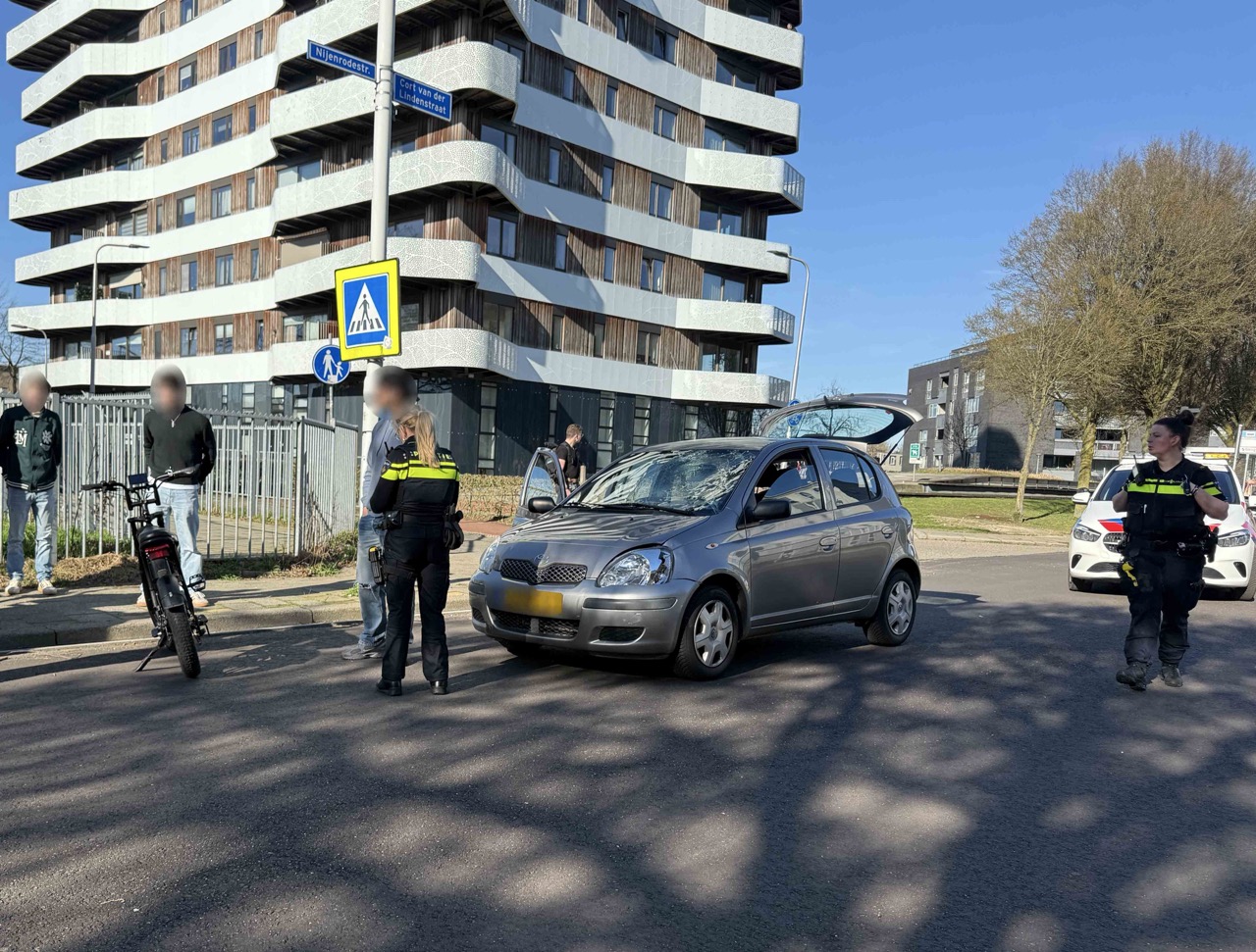 Kind belandt op motorkap bij ongeval