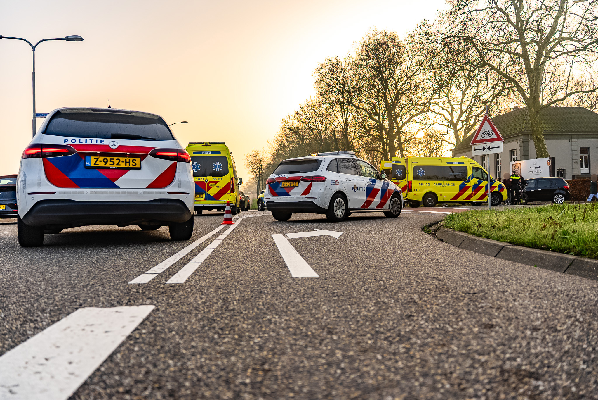 Fietser met spoed naar ziekenhuis na aanrijding