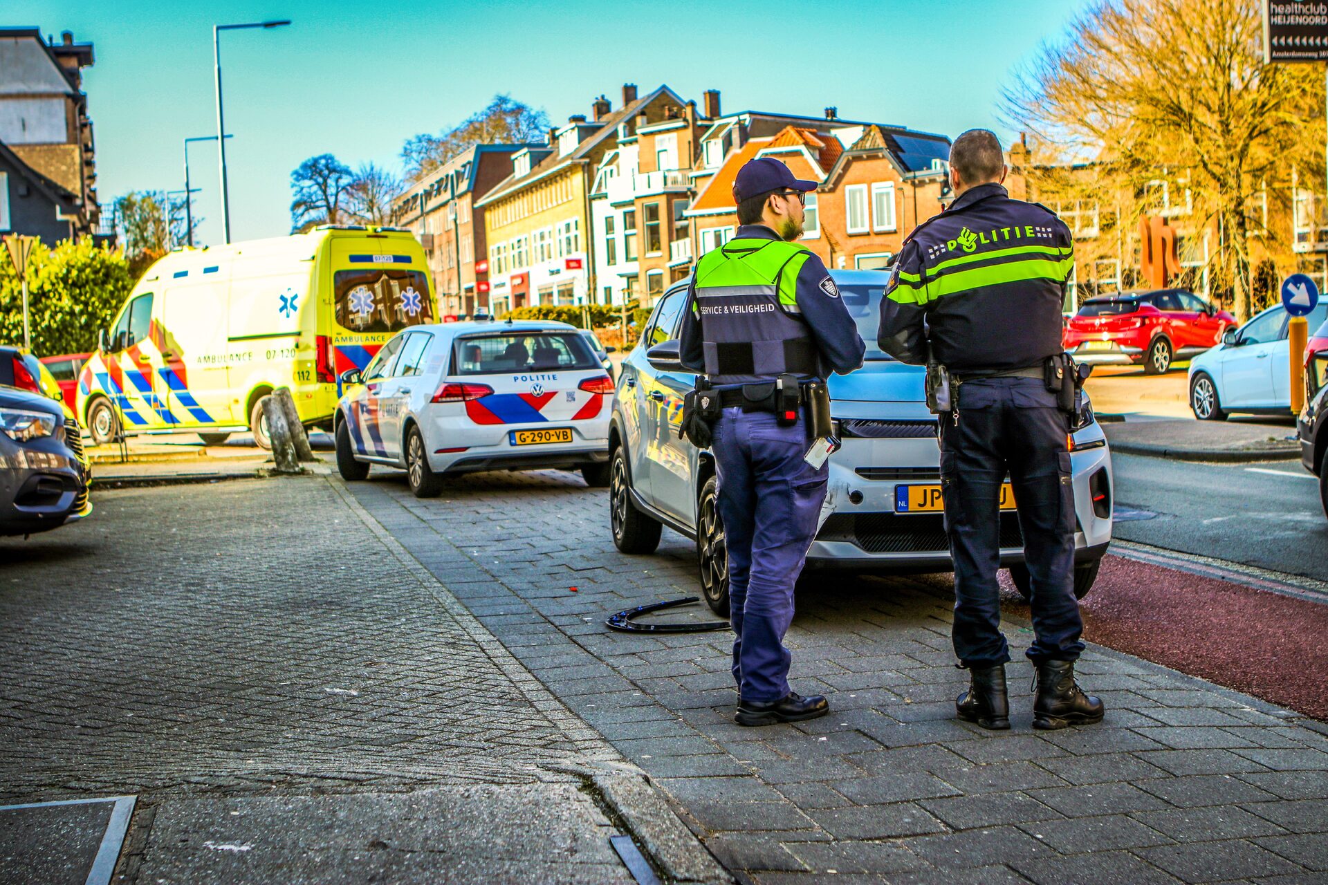 Man in rolstoel botst tegen auto