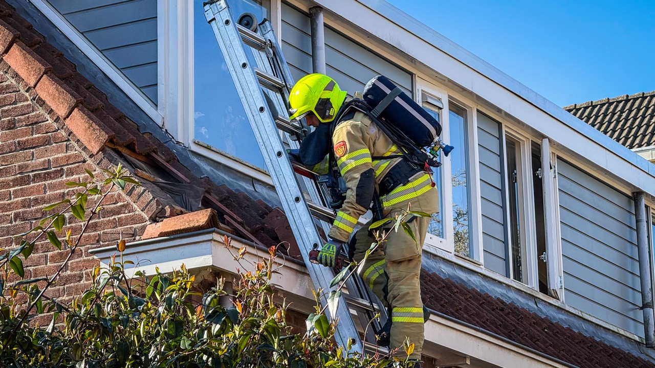 Brandweer breekt deel van dak open bij woningbrand