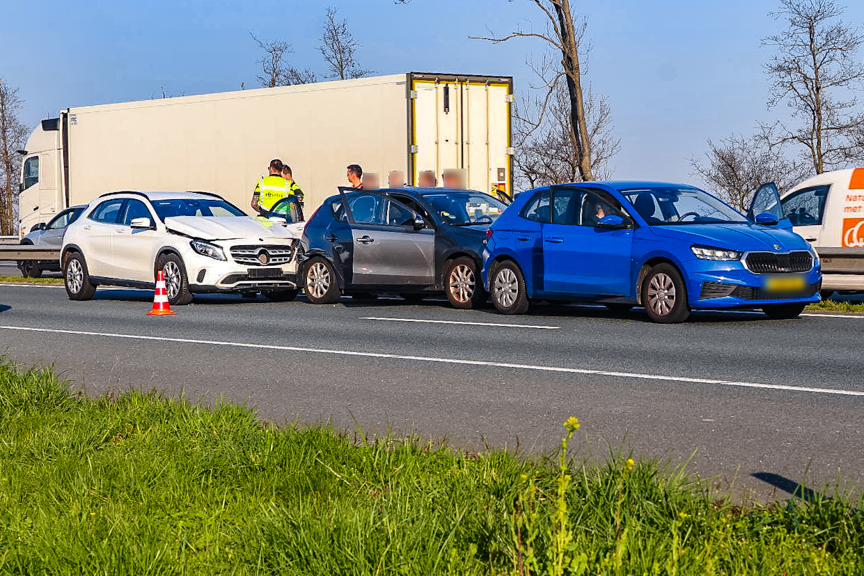 Lange file na kettingbotsing met drie auto’s op snelweg