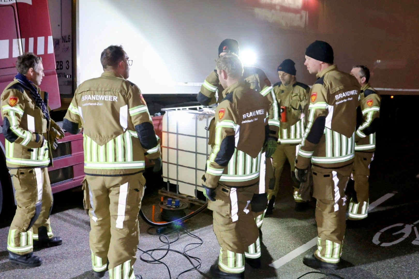 Brandweer ingezet na diesellekkage bij vrachtwagen