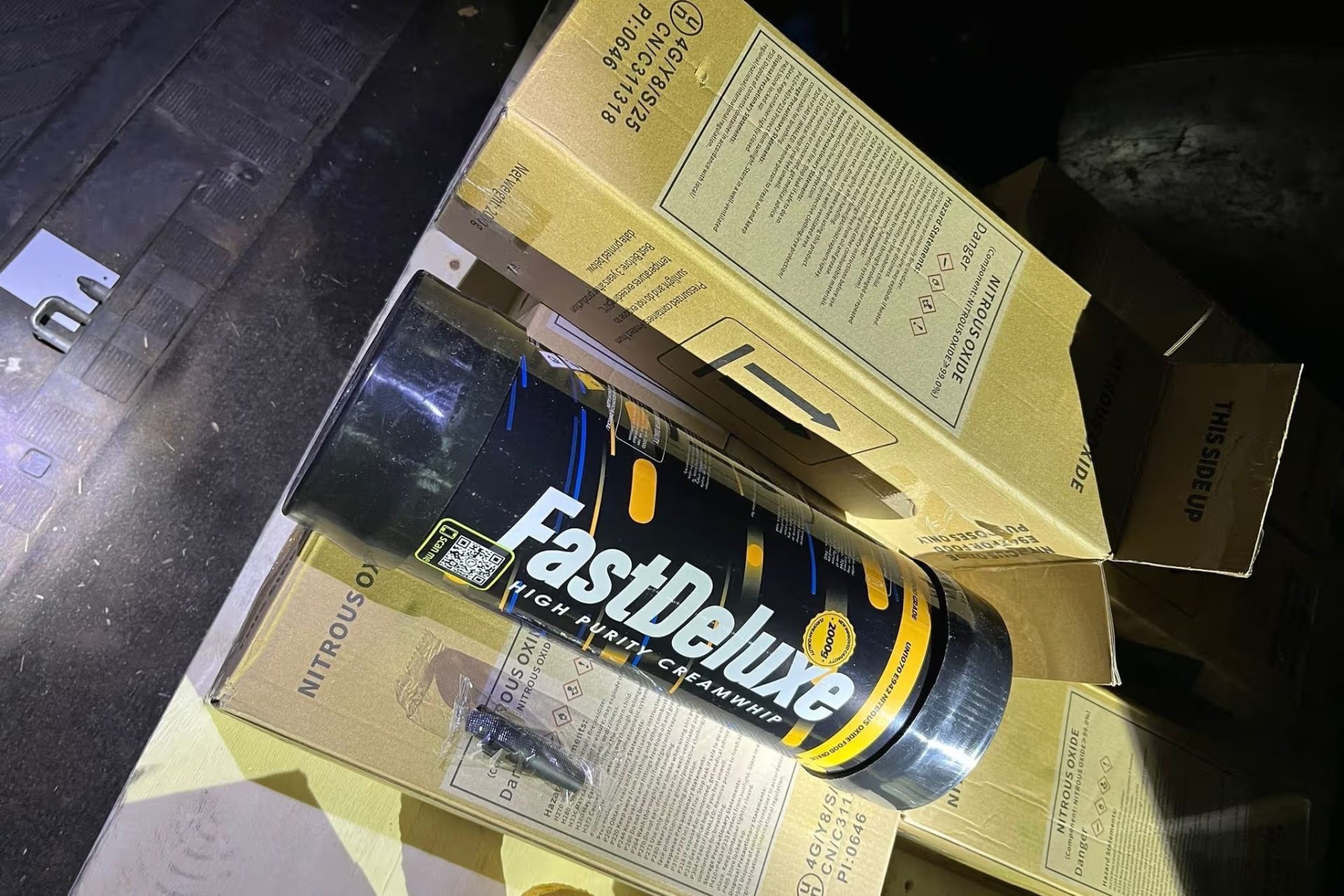 Twee mannen aangehouden met 350 lachgascilinders in bus