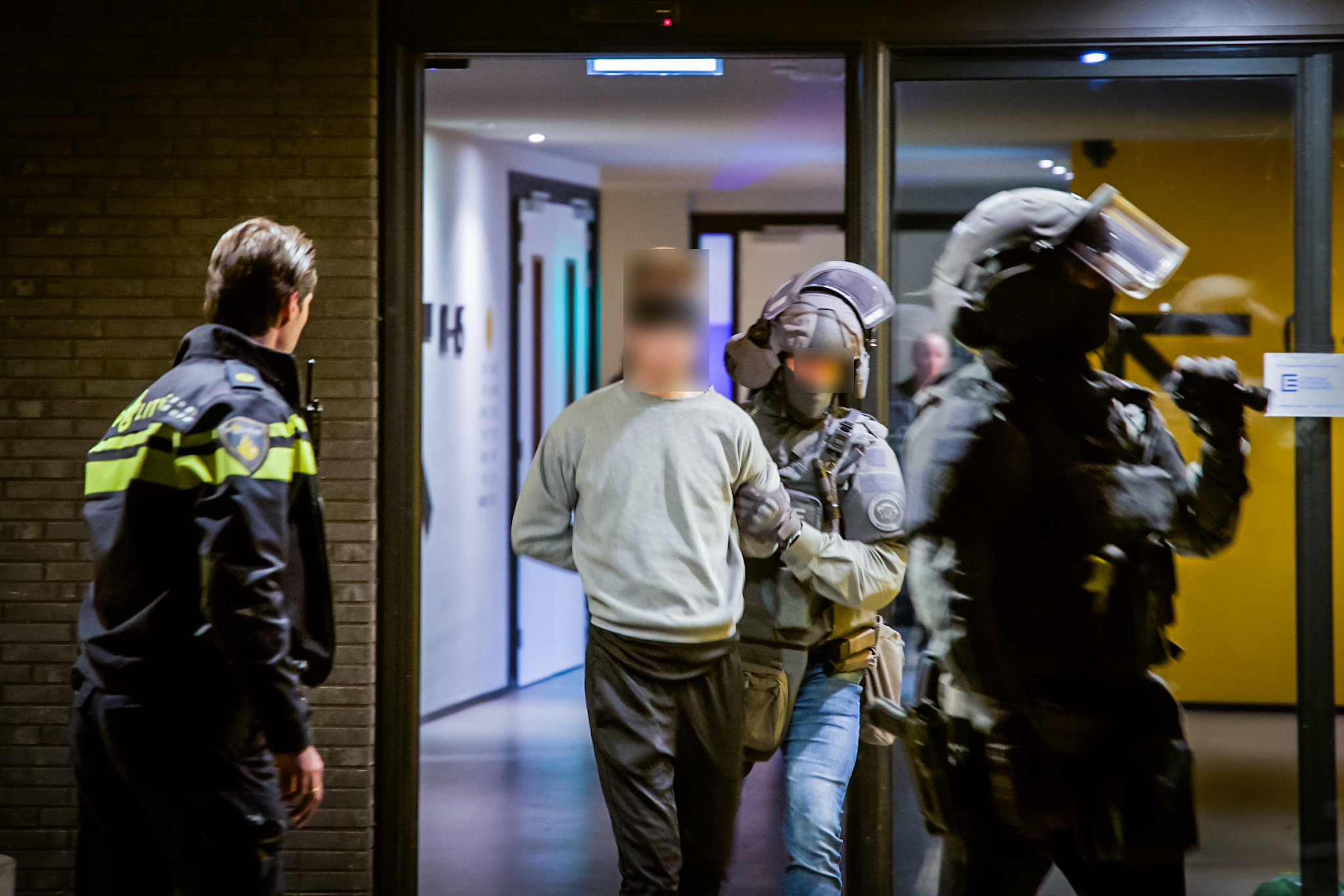 Arrestatieteam houdt man aan in flat: geblinddoekt afgevoerd