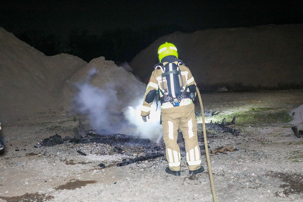 Brandweer blust kampvuur op bouwplaats