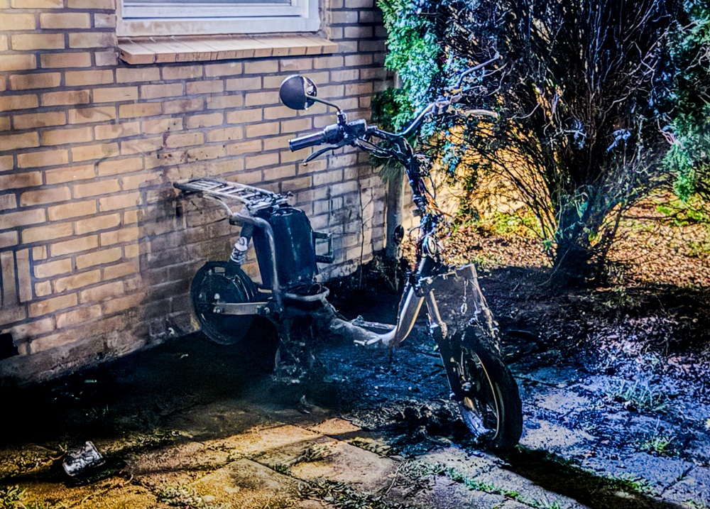 Scooter uitgebrand in voortuin van woning in Arnhem