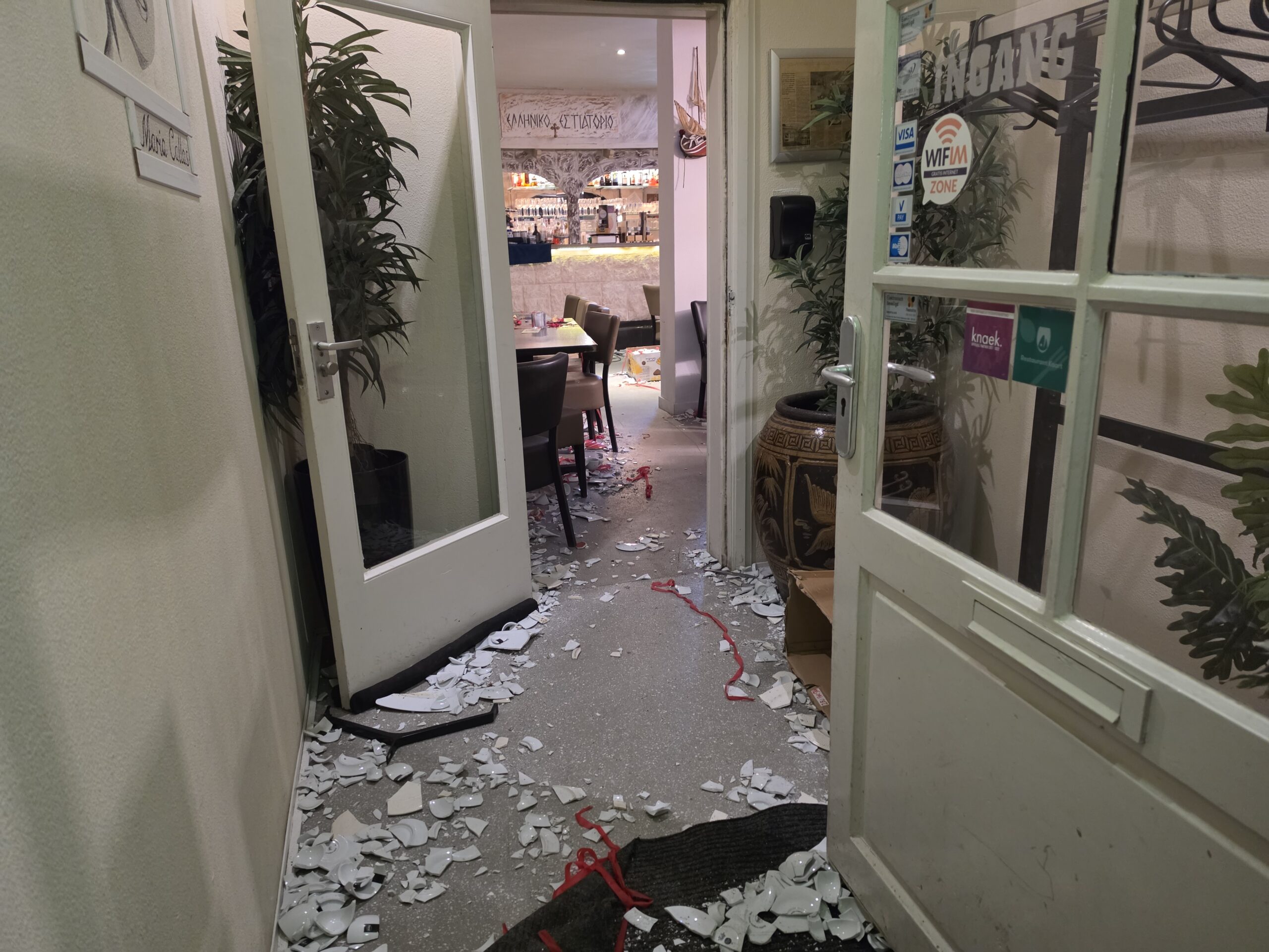 Servies en glaswerk vernield tijdens feest in Grieks restaurant