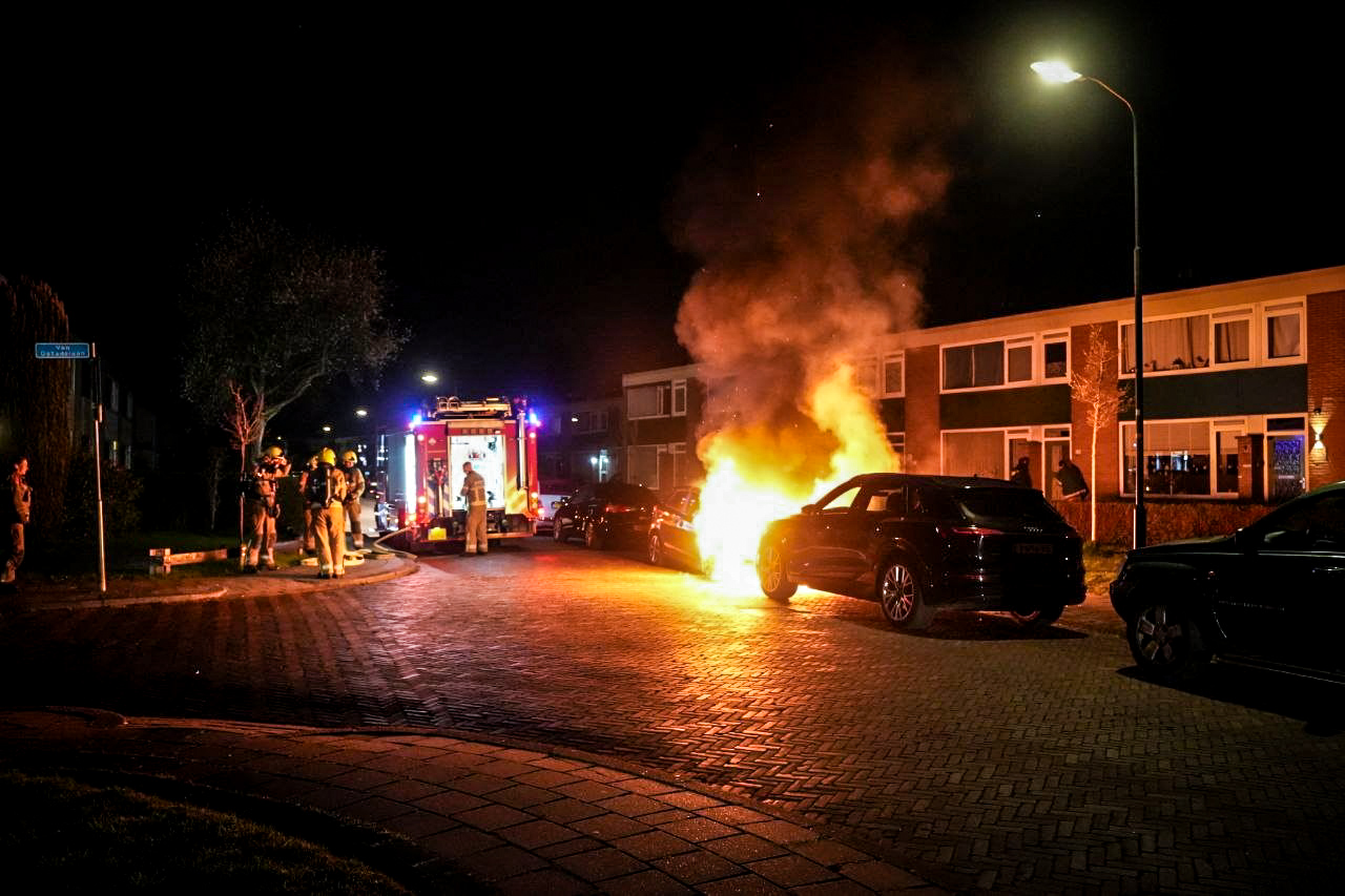 Geparkeerde auto uitgebrand na brandstichting