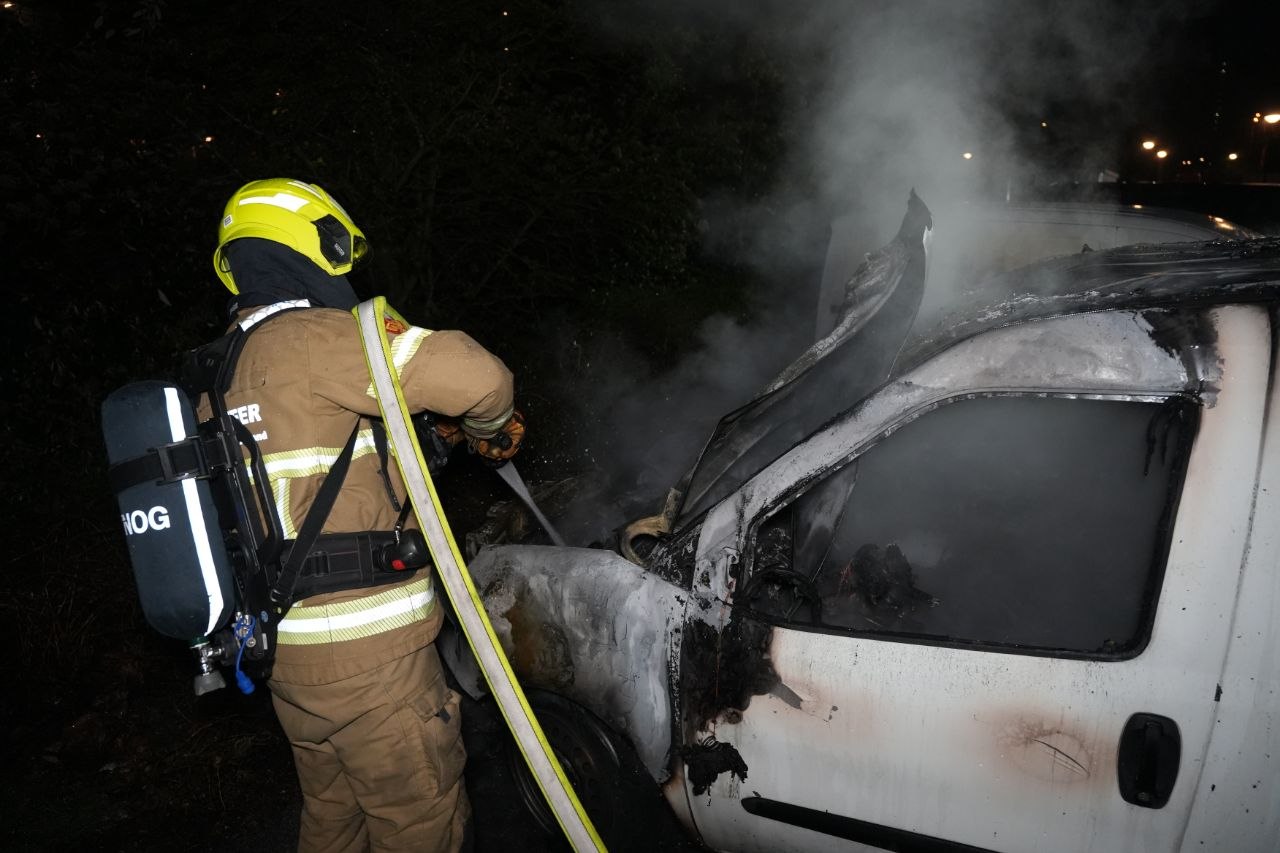 Busje volledig uitgebrand op parkeerplaats