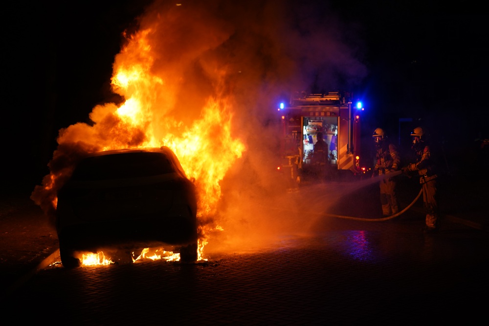 Geparkeerde auto zwaar beschadigd door brand