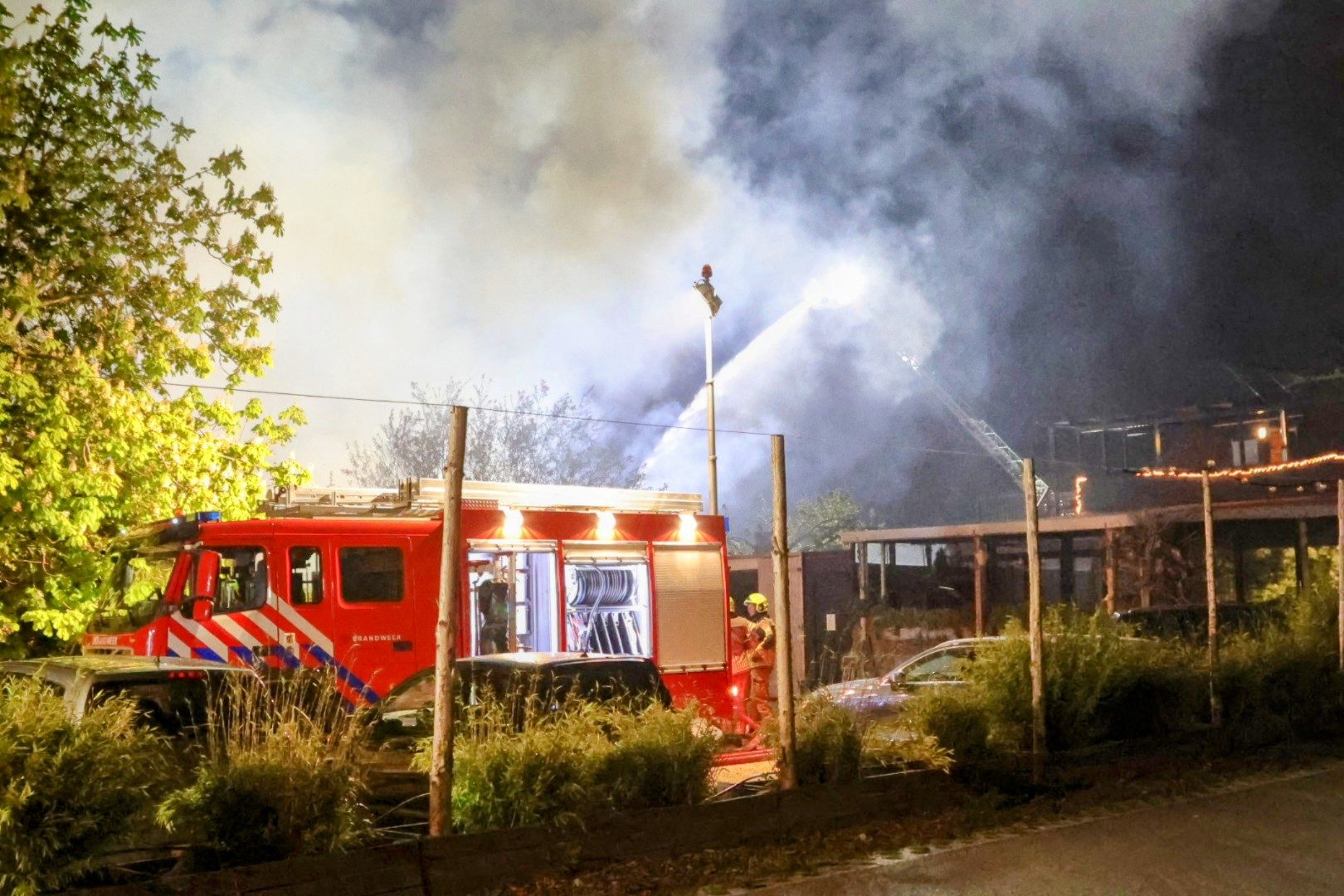 Grote brand verwoest herberg, geen gewonden
