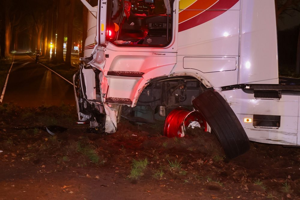 Gewonde en ravage na ongeval tussen auto en vrachtwagen