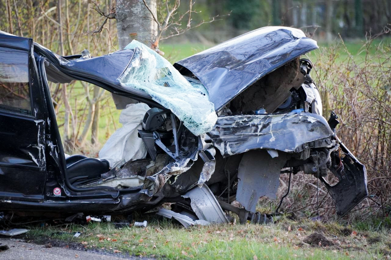 Automobilist zwaargewond na crash tegen bomen, wieldeel blijft achter in boom