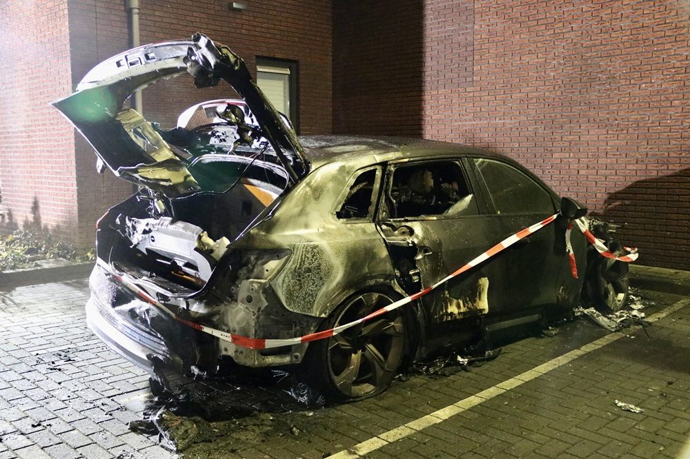Auto uitgebrand, politie onderzoekt oorzaak