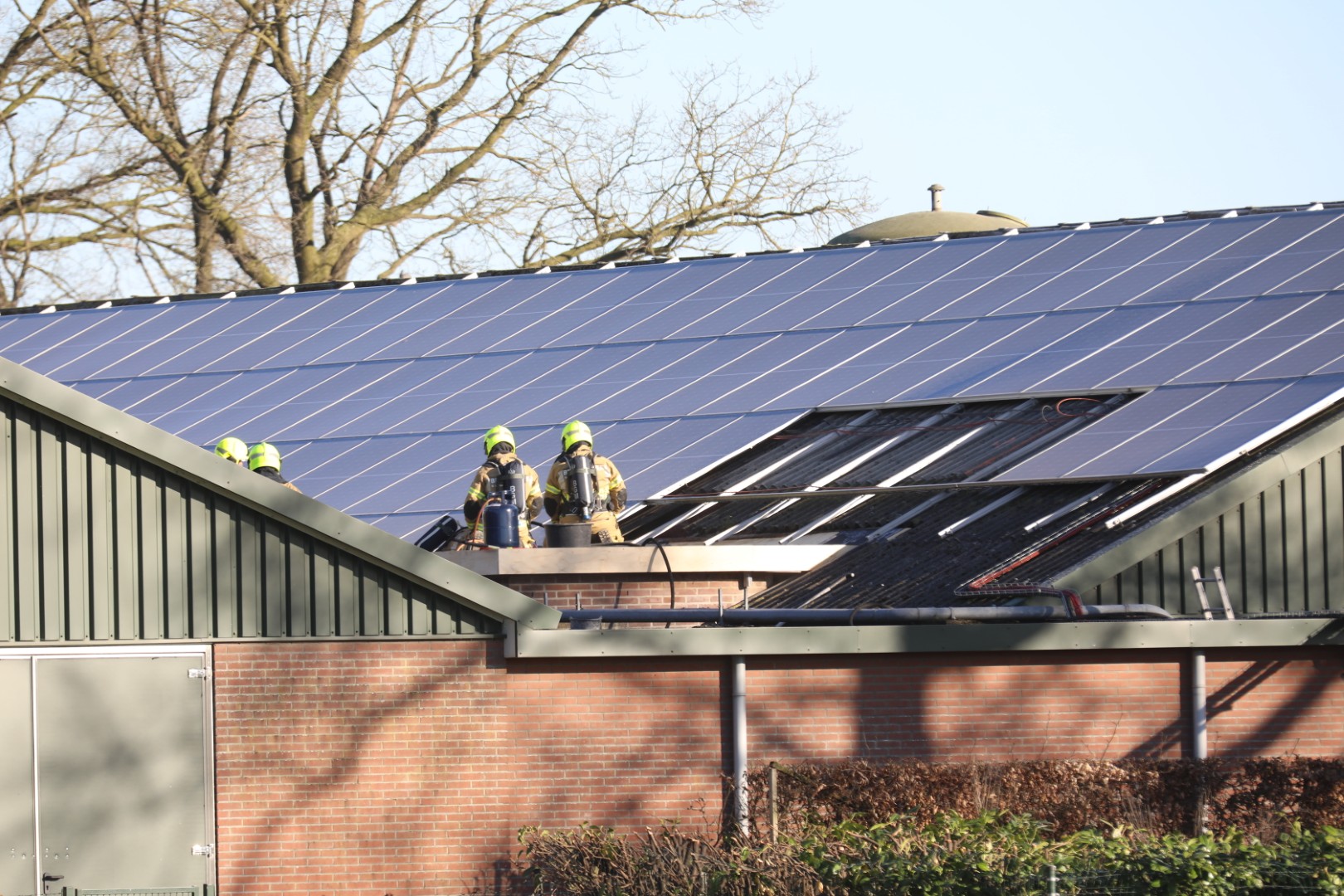 Eigenaar blust brand op dak van kippenschuur zelf