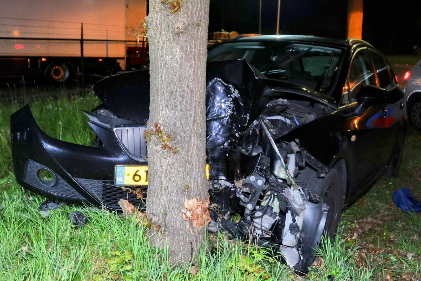 Auto botst tegen boom, bestuurder spoorloos