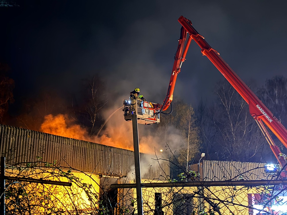 Felle brand in leegstaand bedrijfspand