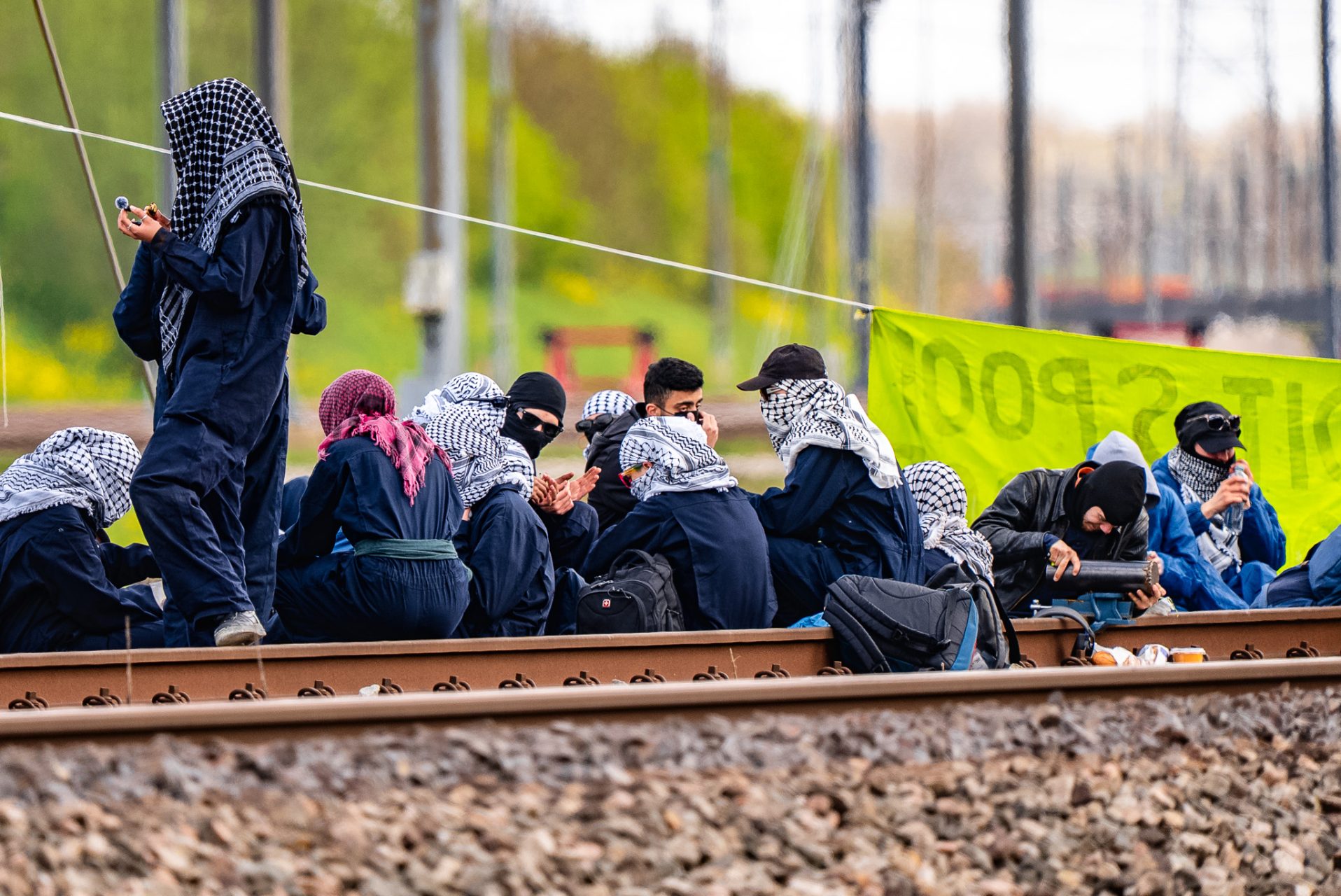 Demonstranten blokkeren het spoor van de Betuweroute