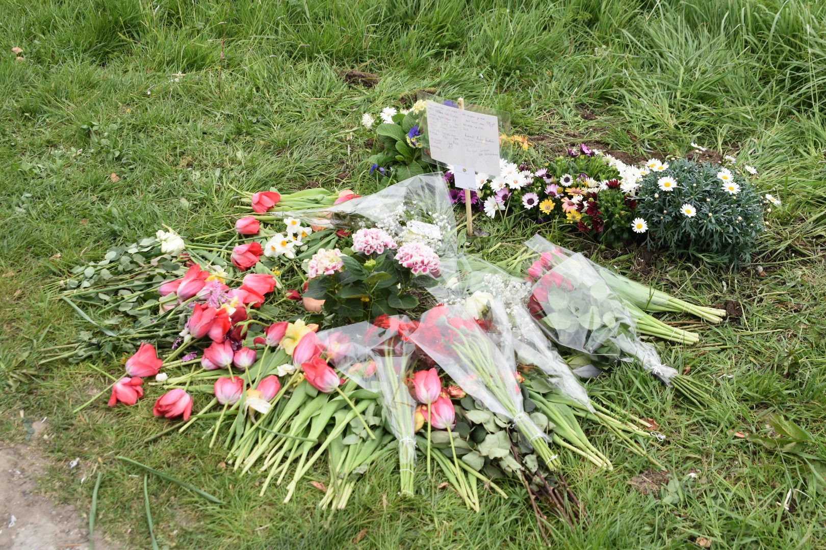 Jongeren herdenken overleden 14-jarige dorpsgenoot met bloemen