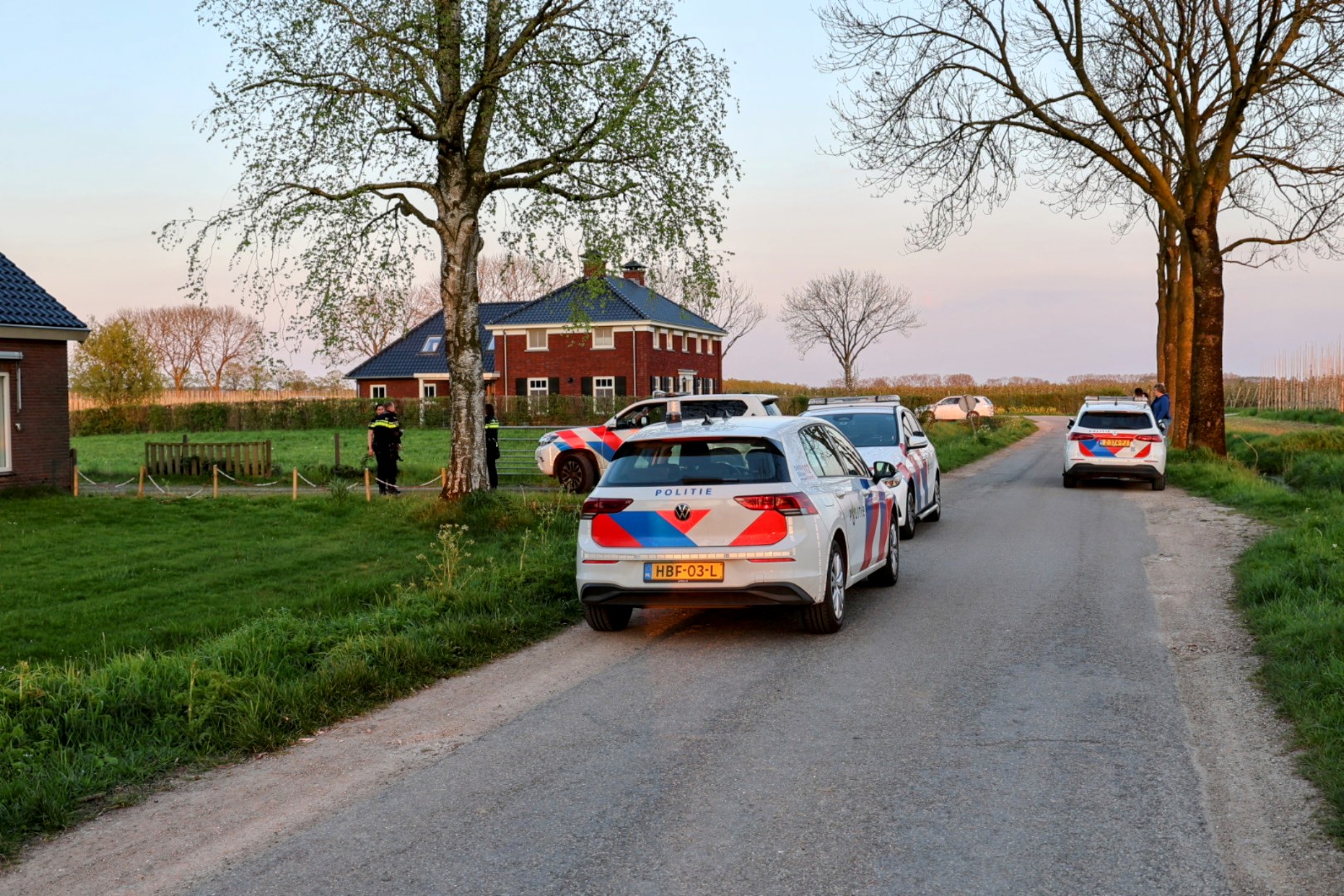 Man gewond na steekincident in woning, politie massaal uitgerukt