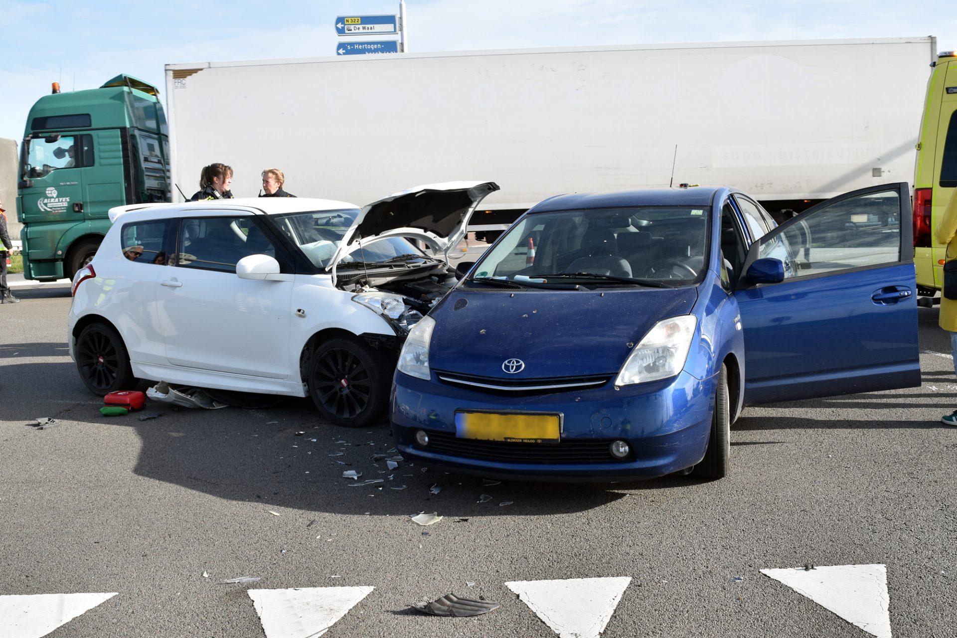 Drie auto’s botsen op elkaar bij verkeerslichten