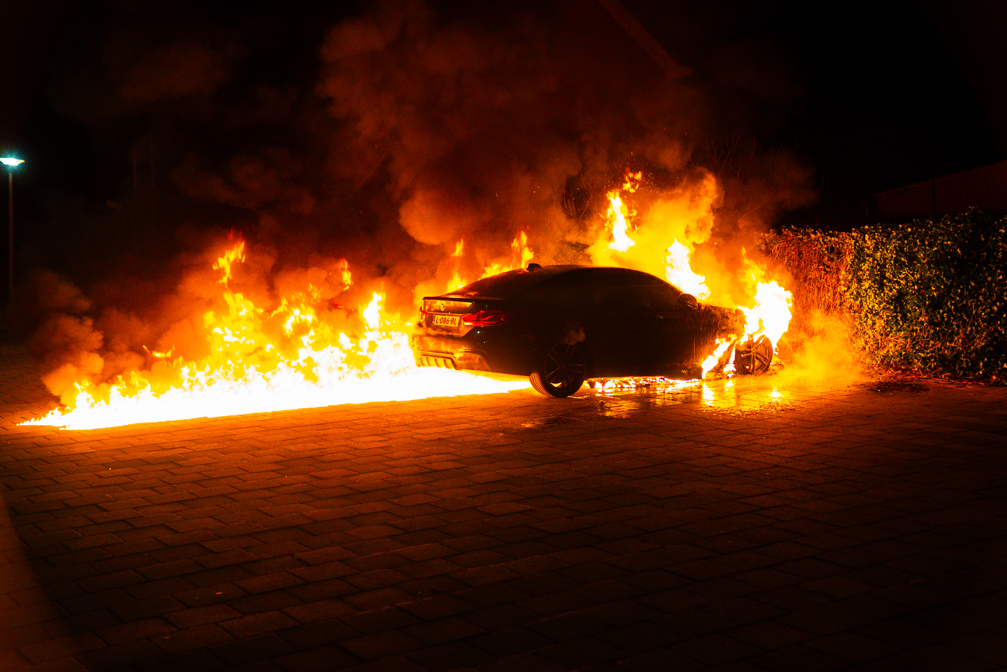 Auto in lichterlaaie in Arnhem