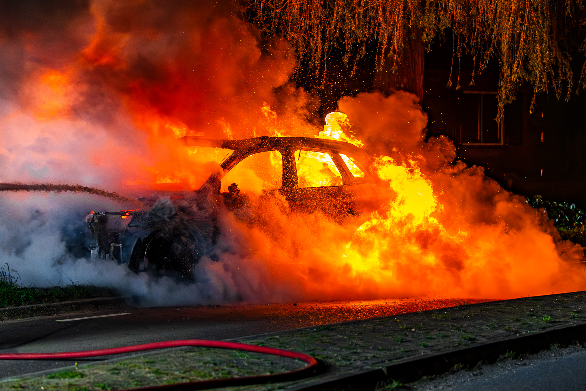 Auto vliegt in brand tijdens het rijden