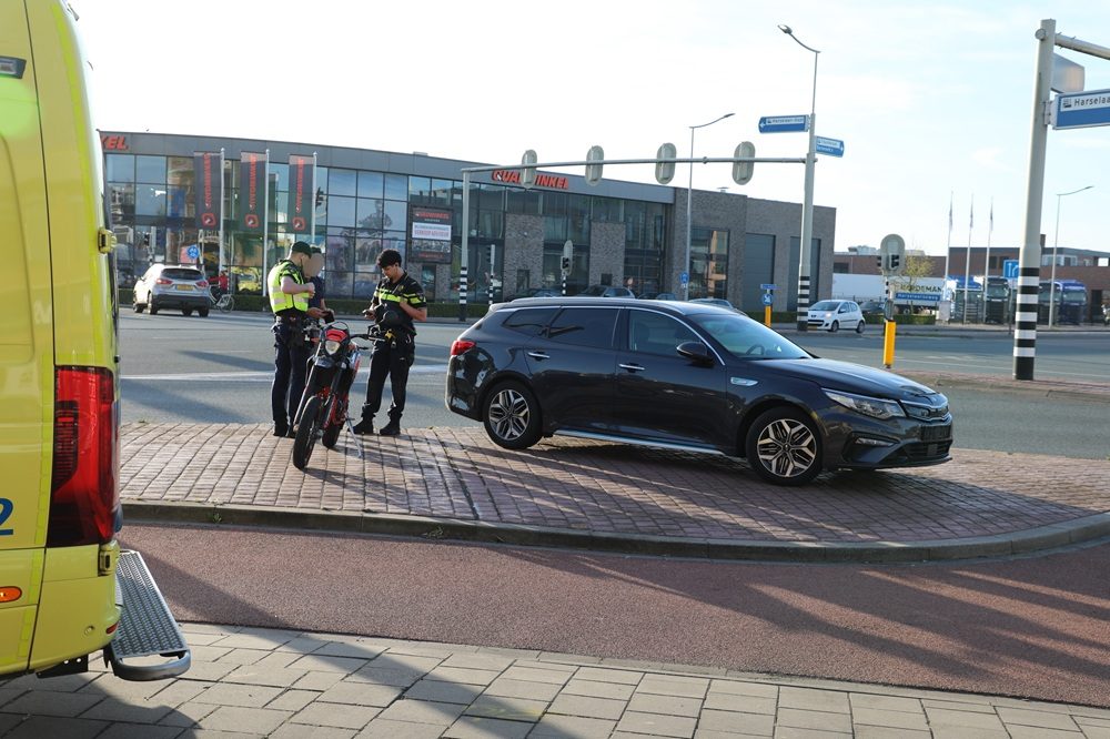 Brommerrijder gewond na botsing met auto