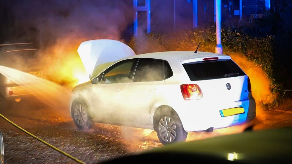 Geparkeerde auto mogelijk in brand gestoken in Arnhem