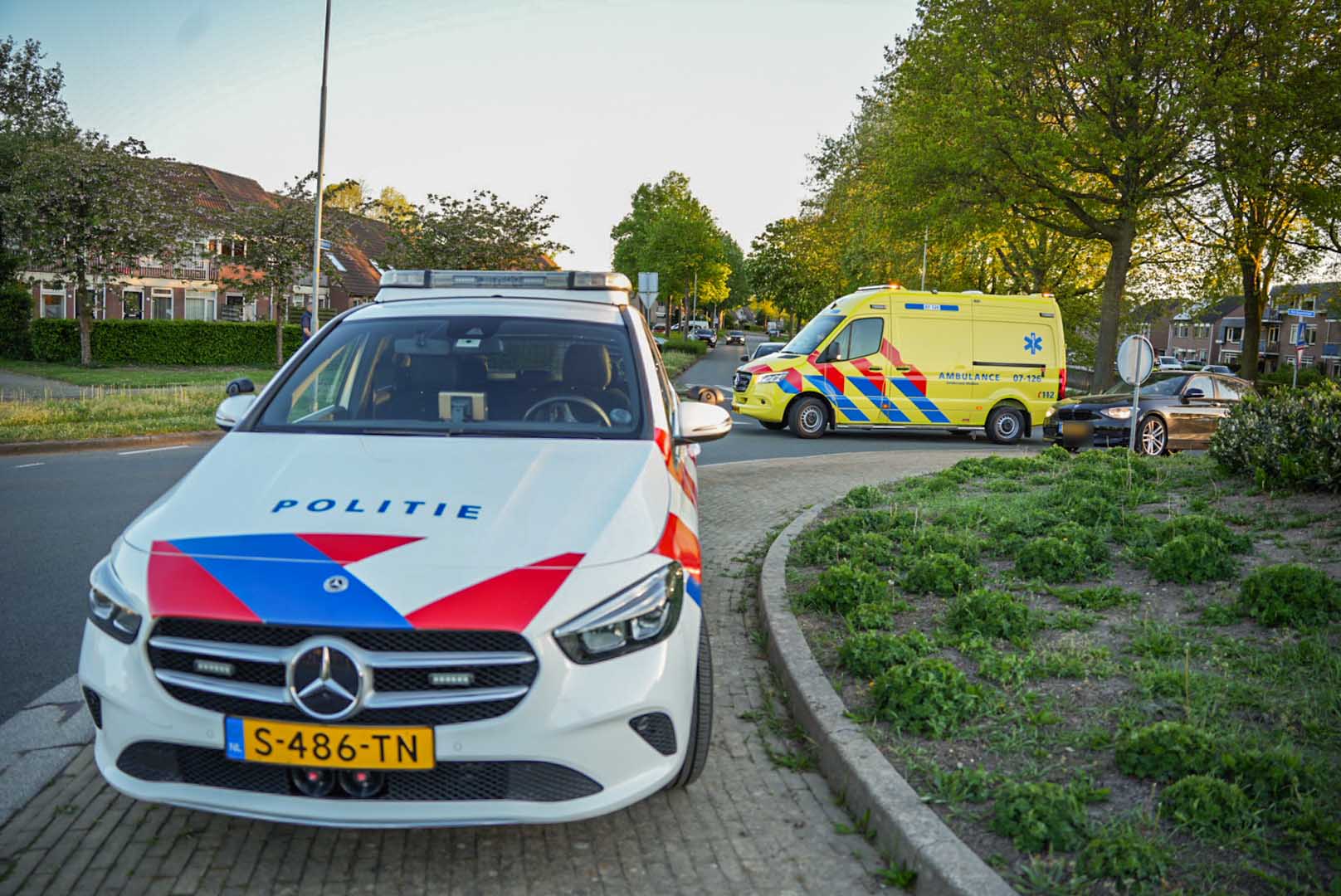 Vrouw gewond na aanrijding op zebrapad door auto