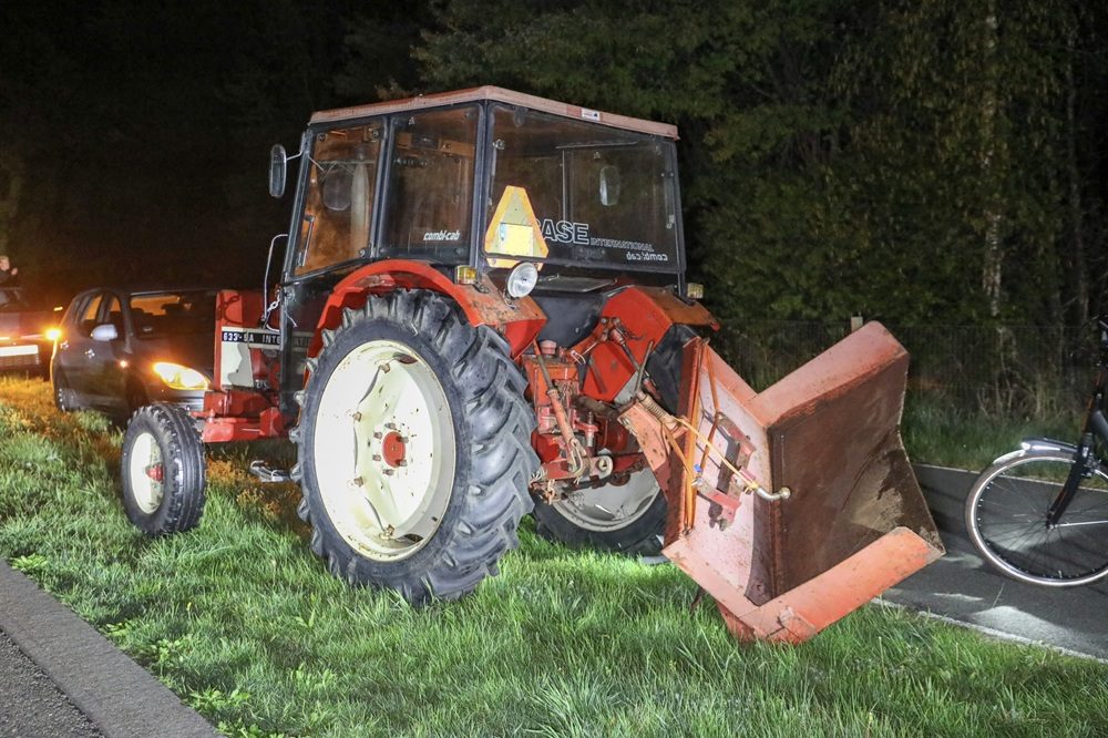 Automobilist ziet tractor te laat en botst er achterop